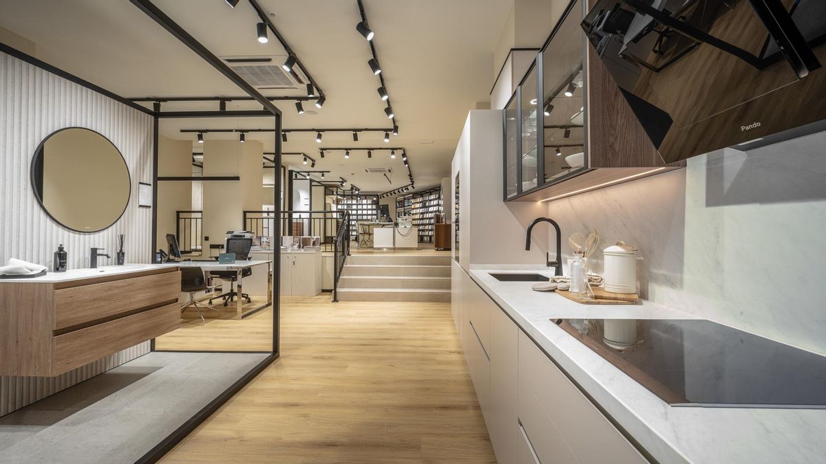 Interior de la tienda de Porcelanosa en Cáceres.