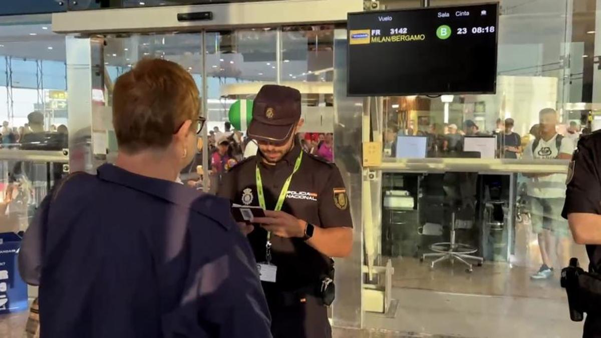 Imágenes de los controles aleatorios de pasaporte hoy en los aeropuertos de Madrid Barajas y Barcelona el Prat