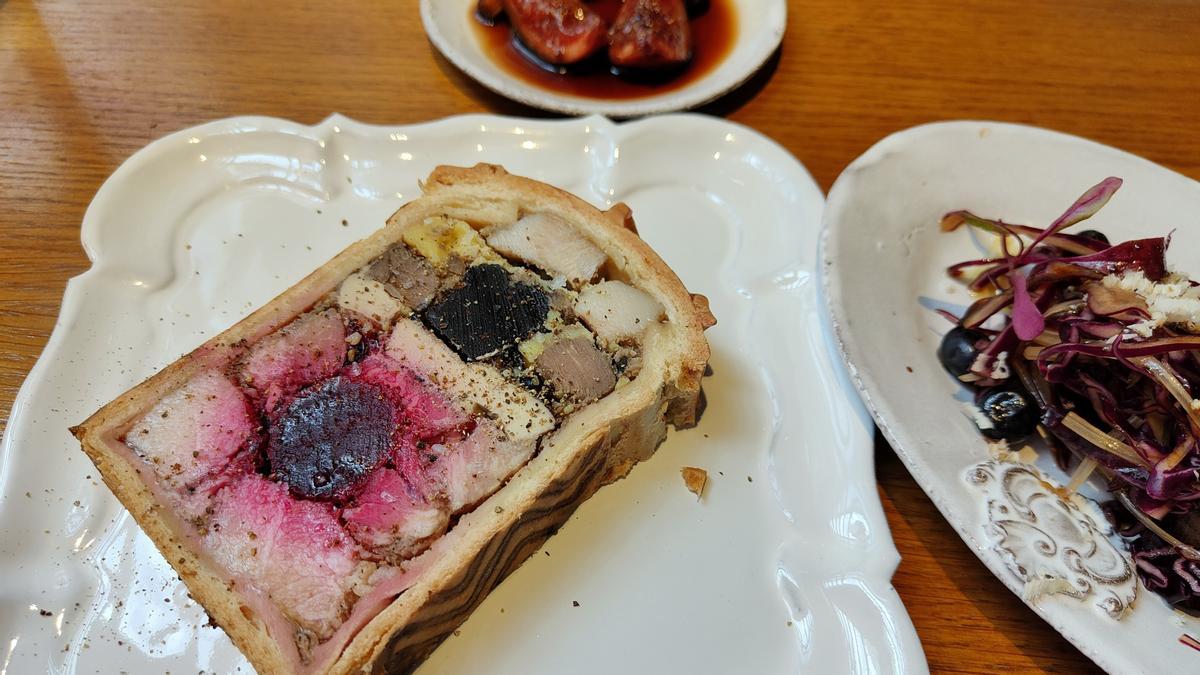 El 'pâté en croûte' de remolacha y liebre.