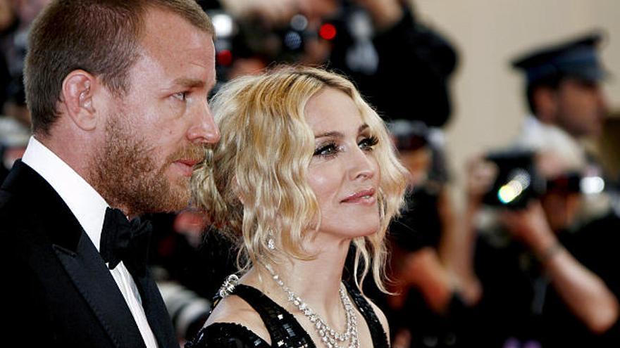 La cantante estadounidense Madonna junto con su esposo el director británico Guy Ritchie.