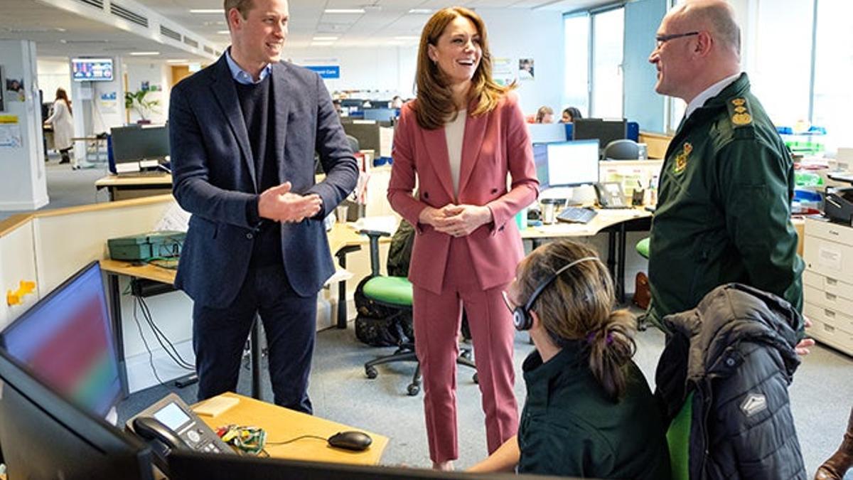 Los duques de Cambridge visitan un centro de ambulancias en Londres