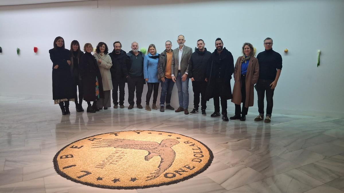 El secretario general de Cultura en funciones junto al comisario de la muestra y algunos de los artistas que participan en la exposición.