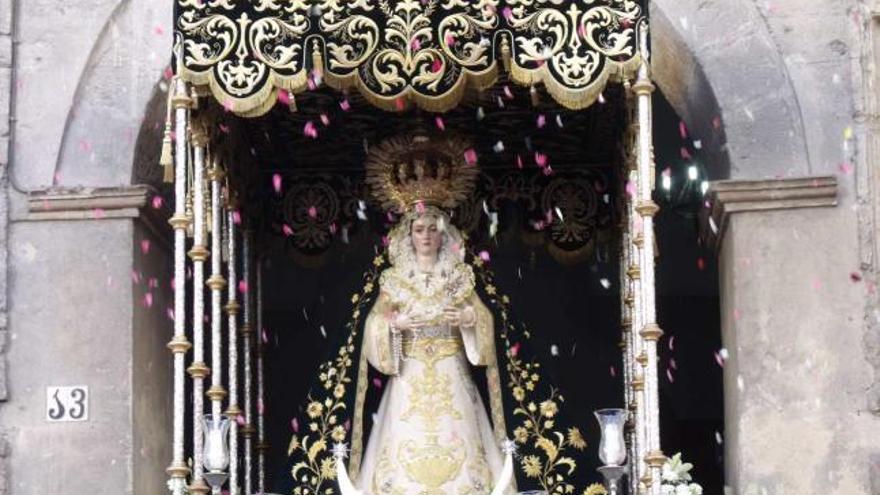 La Virgen de la Consolación y Esperanza es recibida por una gran petalada nada más salir por el pórtico de San Agustín.