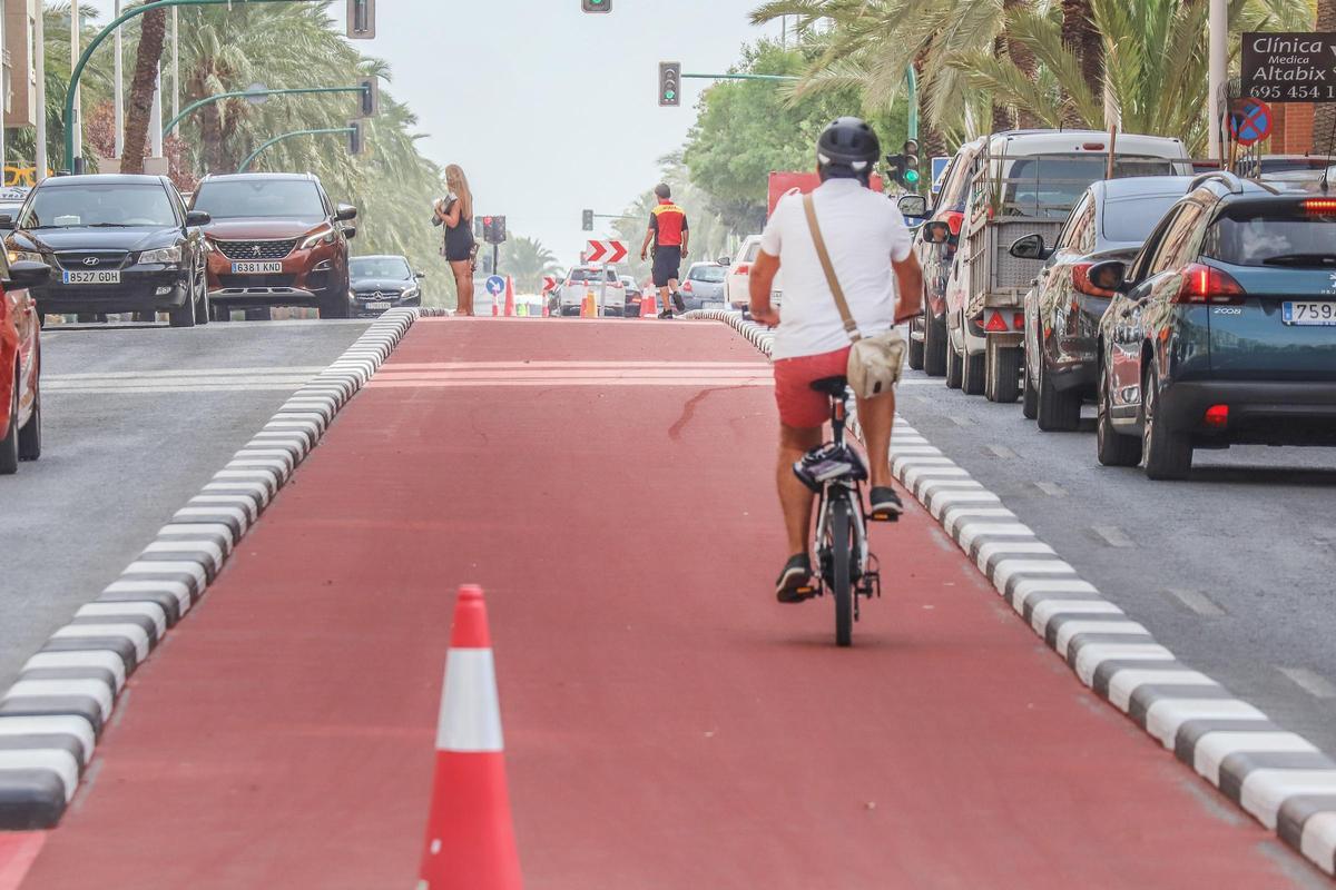 Un joven en bicicleta por la avenida de Alicante, en Elche