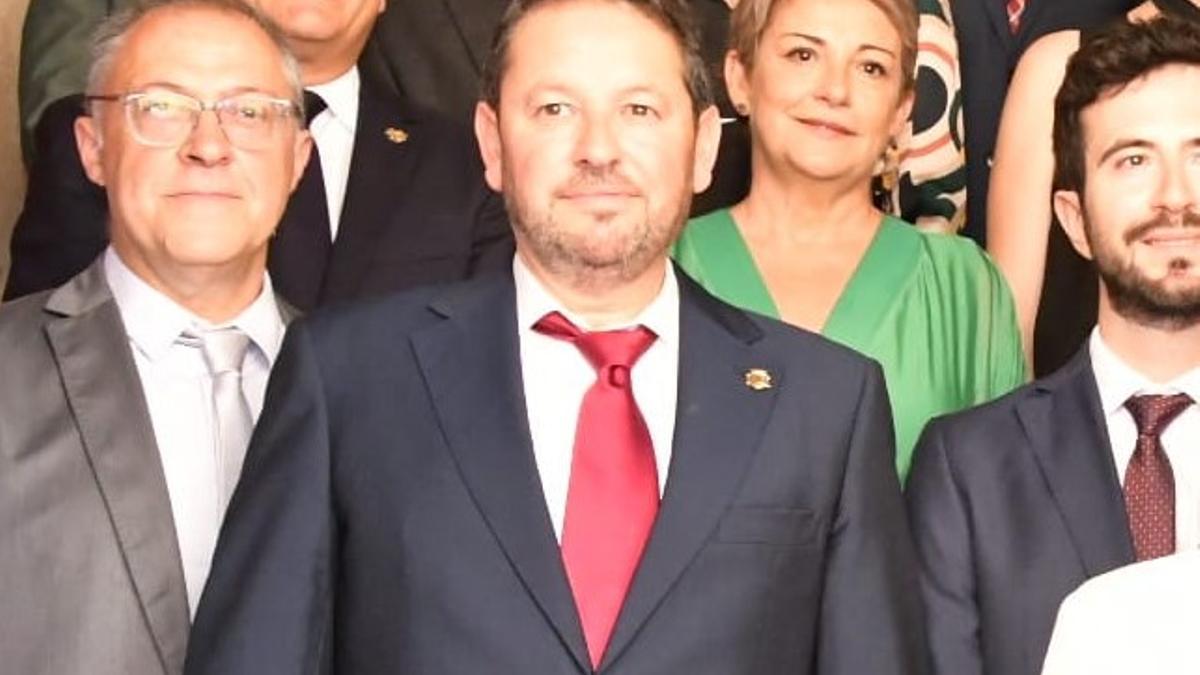 En el centro y con corbata roja el portavoz de Vox, José Marcos Pons