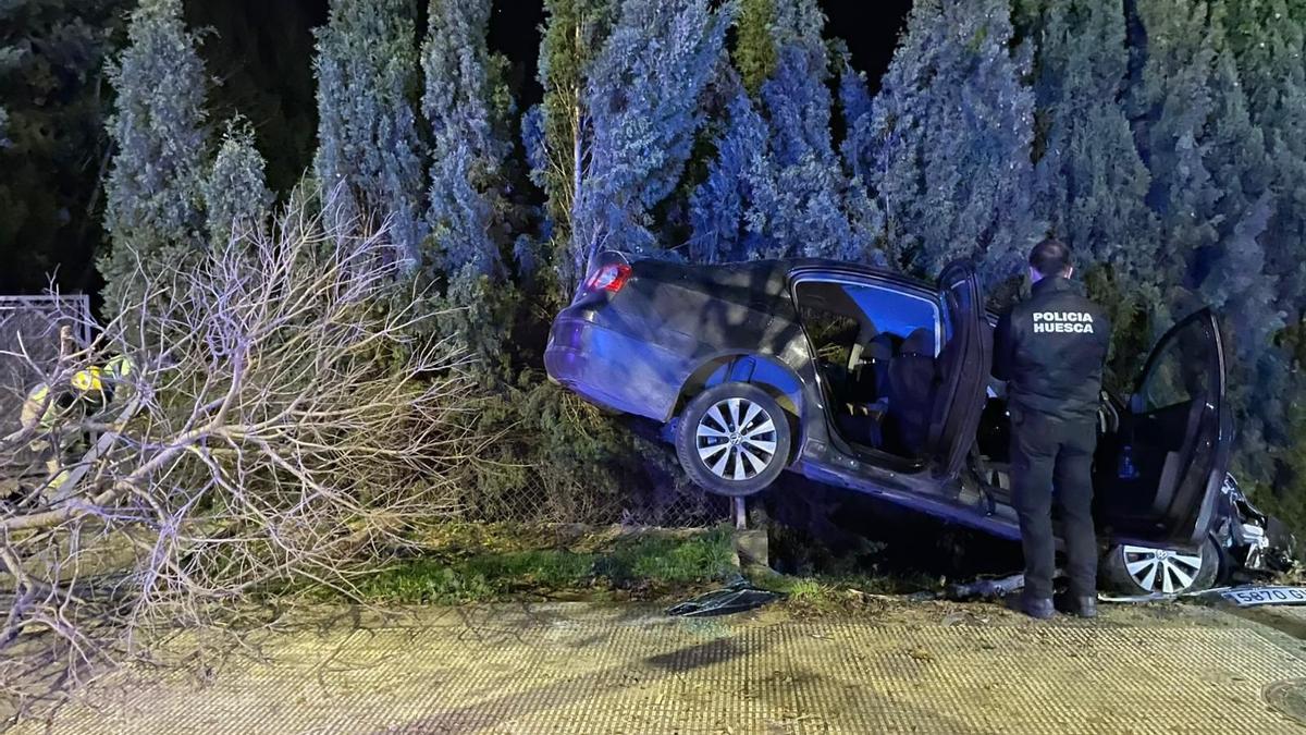 El vehículo accidentado este sábado en la avenida los danzantes de Huesca.