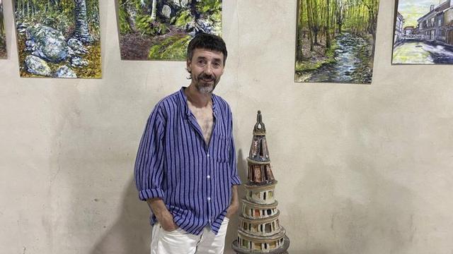 El artista Karlos Berrizbeitia en la exposición, entre sus obras. | C. F.
