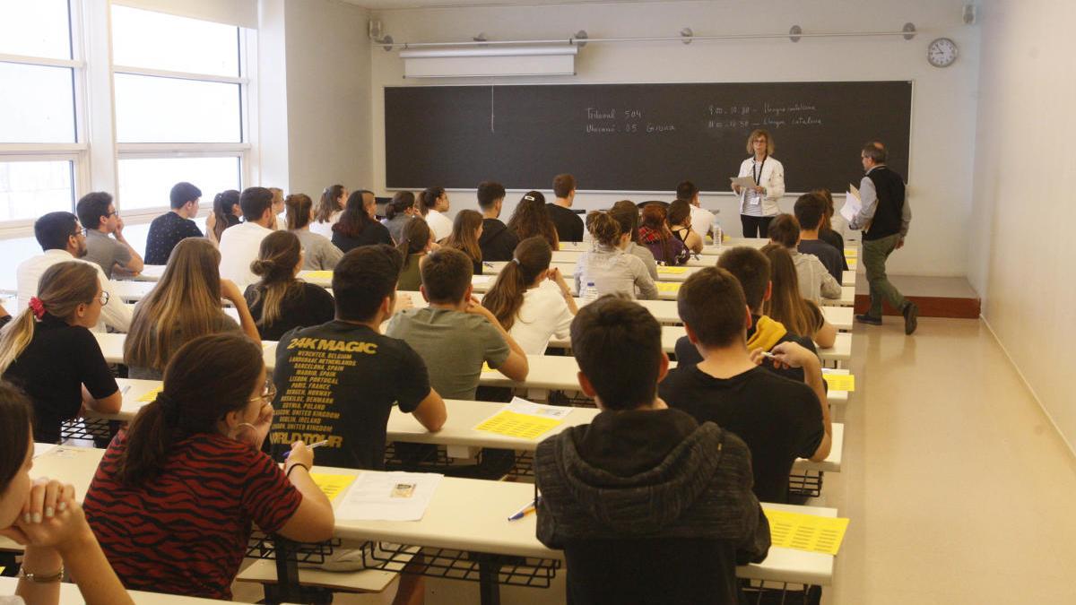 Alumnes examinant-se de la Selectivitat a la UdG, foto d&#039;arxiu