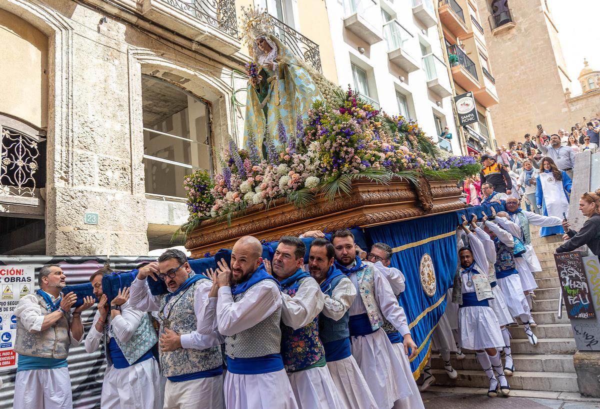 El Domingo de Resurreccion llena de luz las calles de Alicante