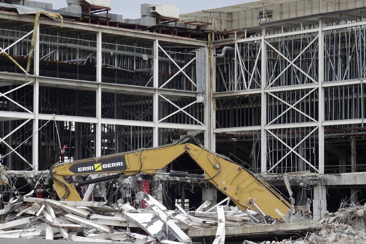 Trabajos de demolición del antiguo edificio de los cines en el centro de ocio Málaga Nostrum