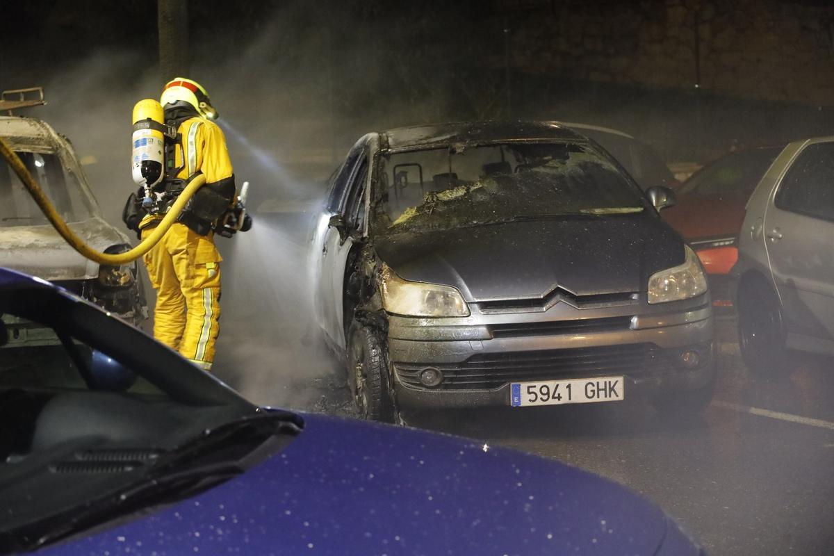 Un incendio en un aparcamiento provoca daños en una docena de coches en Alcoy