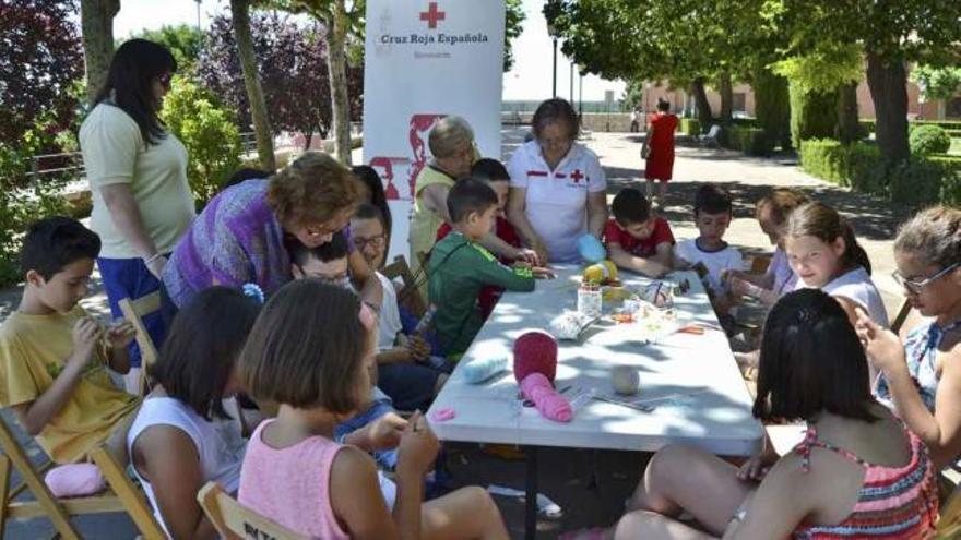 Participantes en el primer taller intergeneracional organizado por la Concejalía de Juventud con la colaboración de Cruz Roja, ayer.