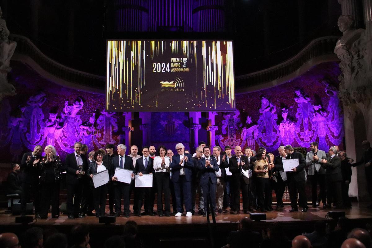 La fotografia amb tots els premiats a l'escenari del Palau de la Música