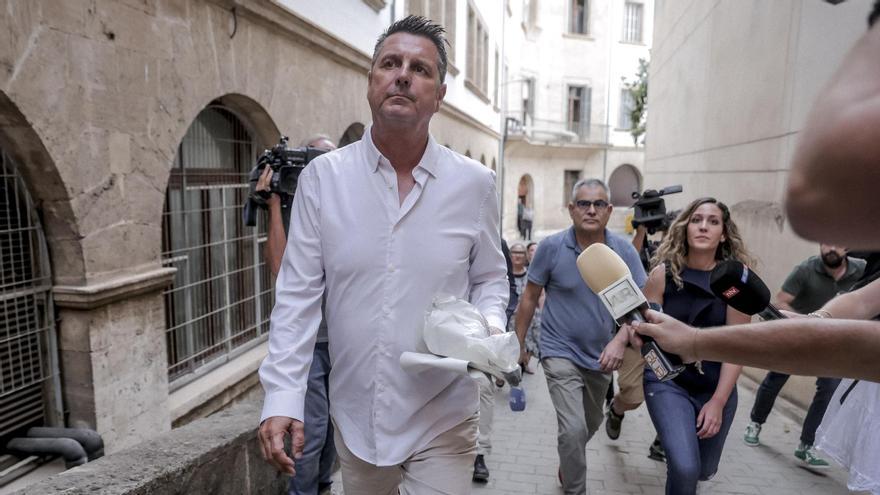 El propietario del local Medusa Beach, Christian Arnsteiner, a su salida del juzgado de guardia de Palma el pasado año.