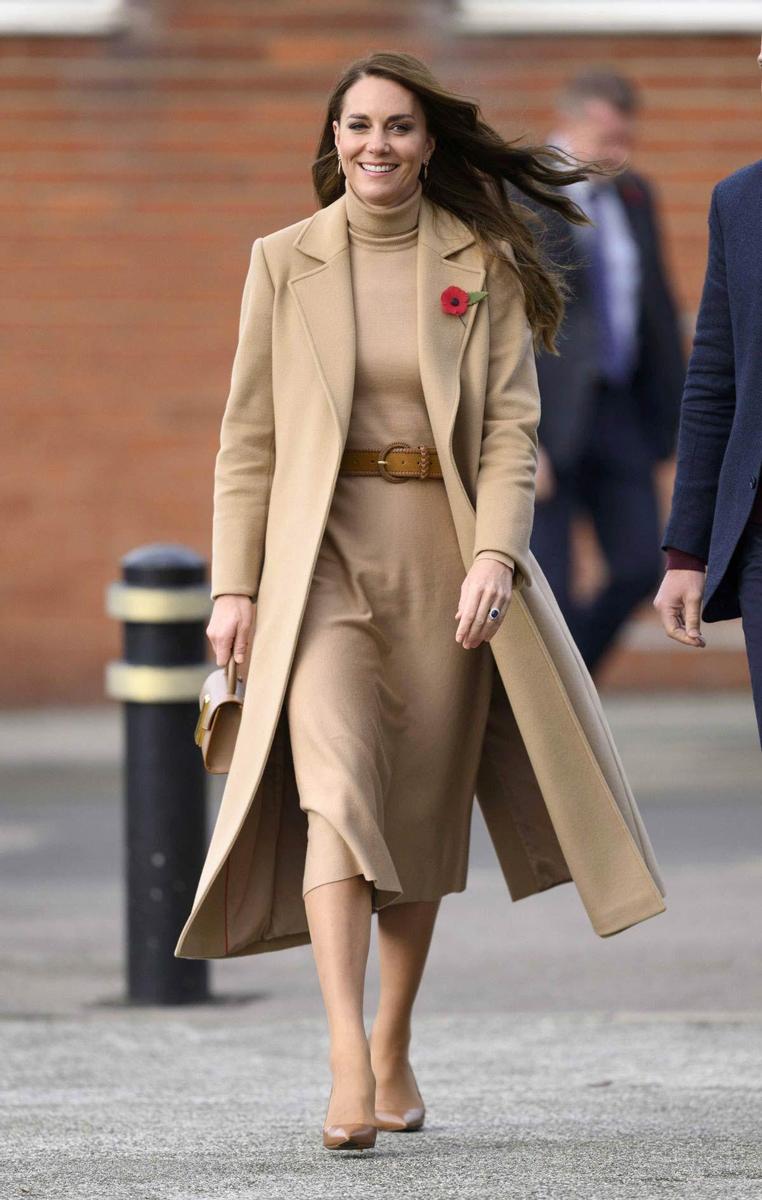 El 'total look' camel de Kate Middleton con abrigo clásico y vestido de punto