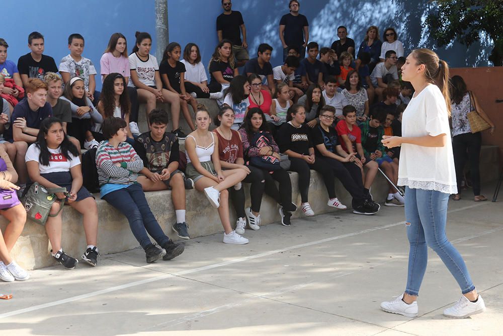 Agentes de Sant Antoni muestran a los alumnos las habilidades de la perra para detectar droga.