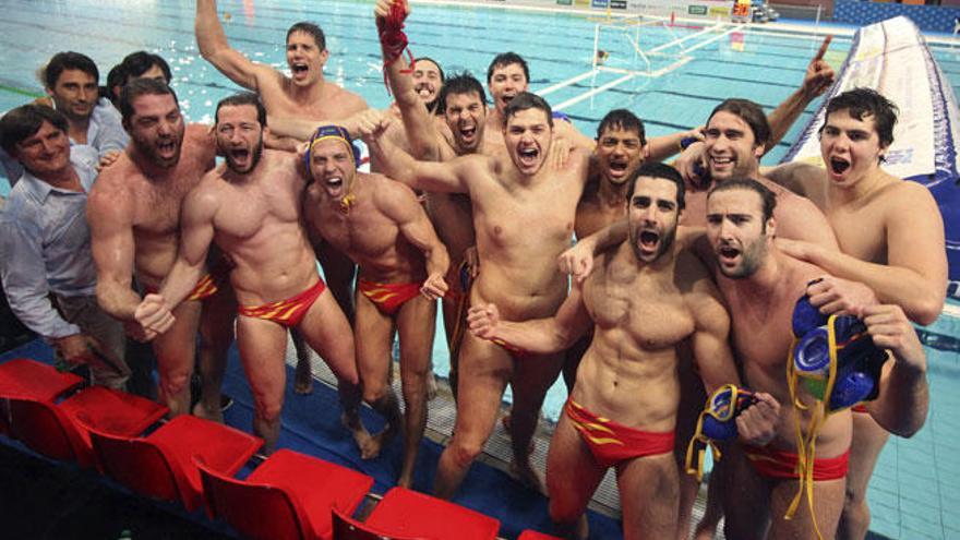 La selección española de waterpolo celebra su victoria