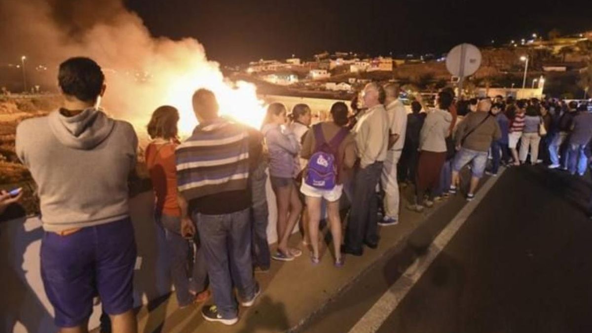 Foto de archivo de una hoguera en Telde durante una fiesta de San Juan.