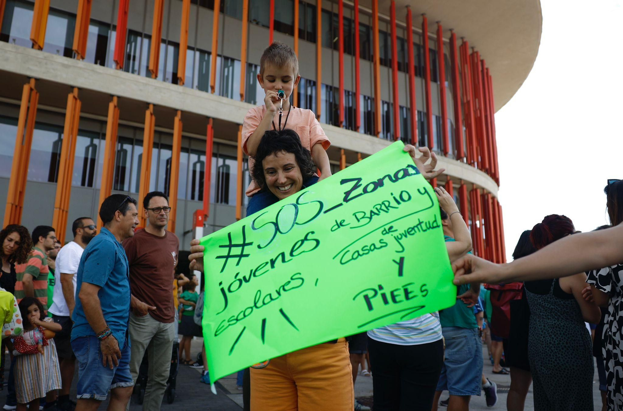En imágenes | Concentración frente al departamento de Educación del Gobierno de Aragón