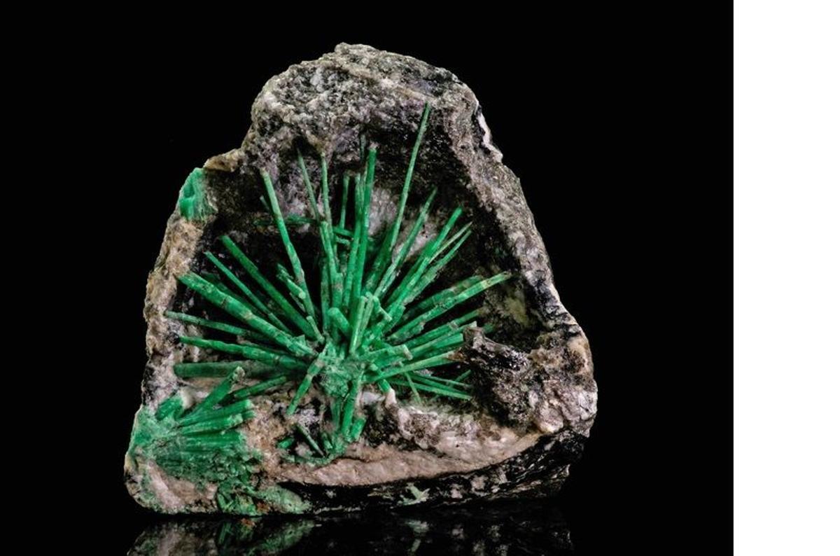 El berilo, un mineral que contiene el elemento berilio, se presenta en muchos y hermosos colores