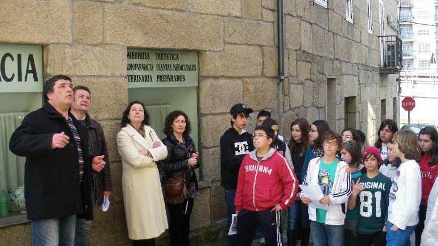 Gonzalo Amoedo, Roberto Gil y Teresa París, a la izquierda, dirigen un recorrido guiado por Redondela con escolares. // FdV