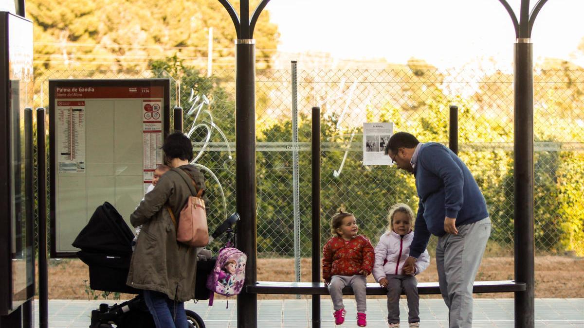 Una familia numerosa espera el autobús.