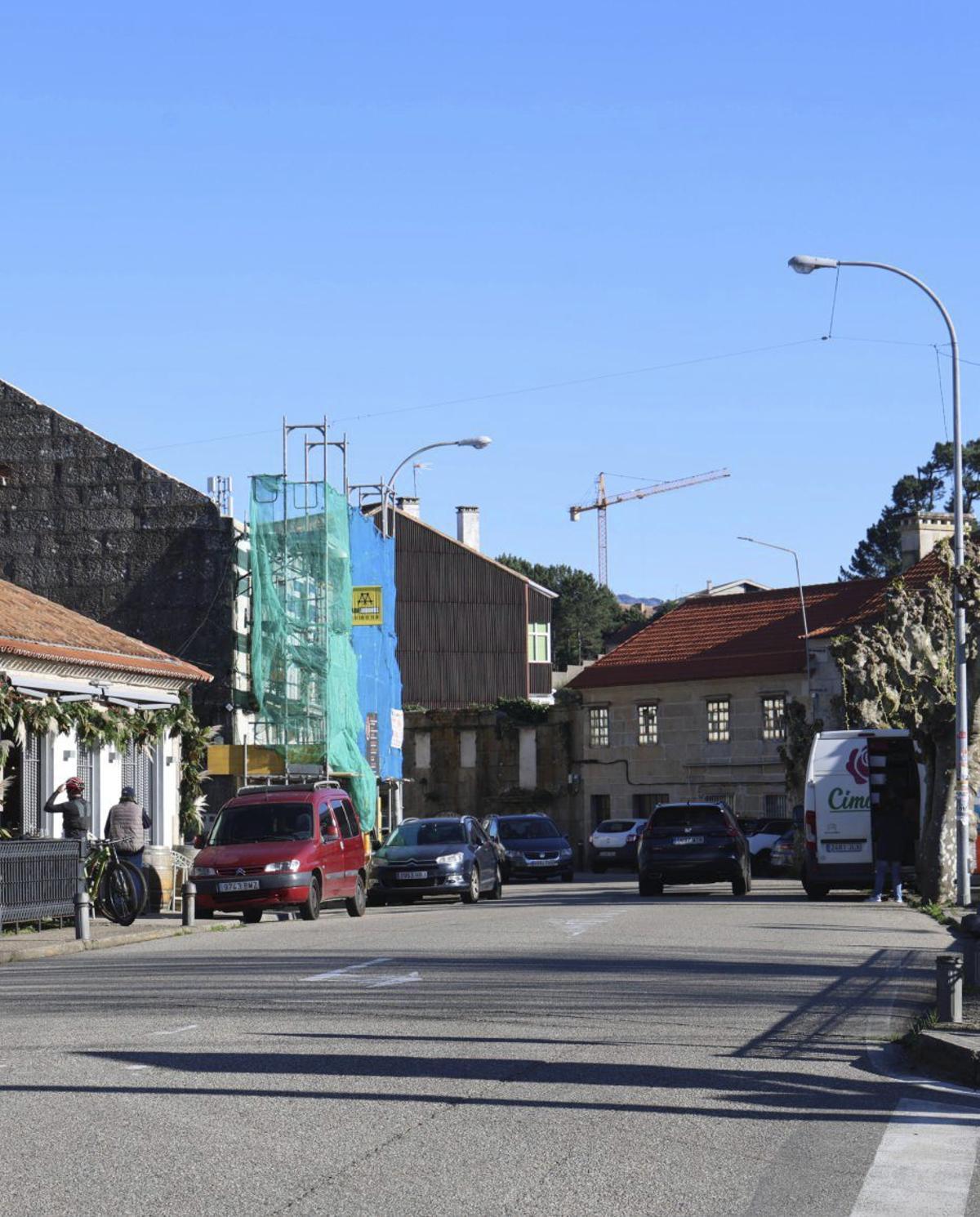 El tramo de Julián Valverde que estará en obras todo el verano, junto a la plaza Victoria Cadaval recién reformada.