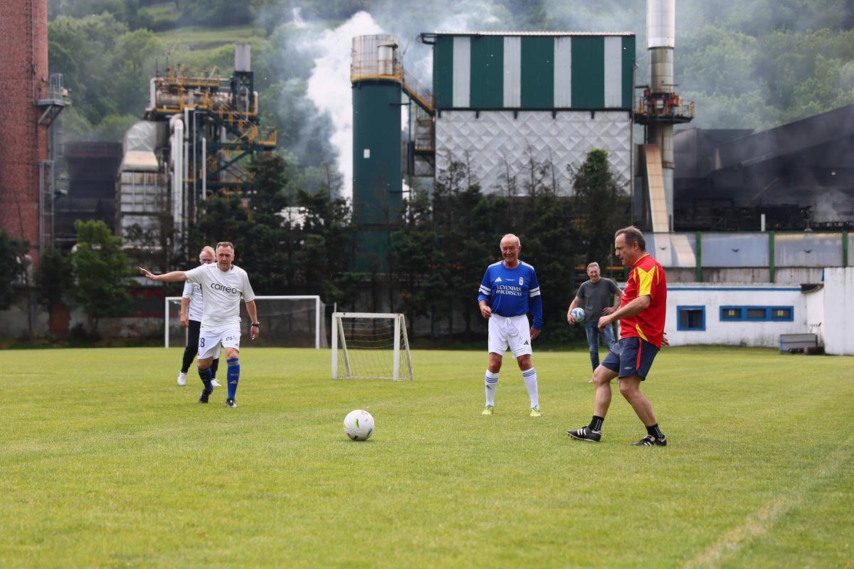 En imágenes: Los héroes que levantaron el único título de la historia del Real Oviedo se reencuentran 41 años después: así fue la "histórica y divertida" reunión