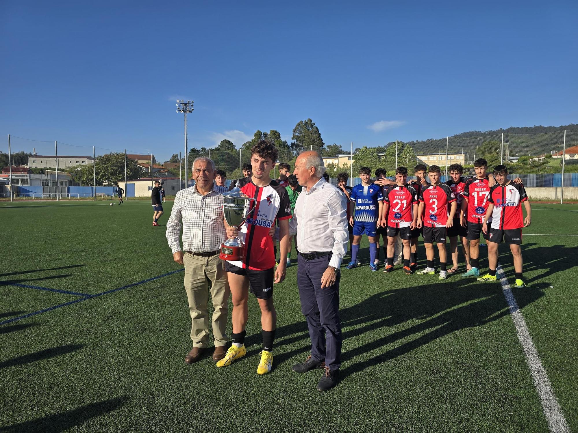 El Juvenil B del Arosa se proclama campeón de la Liga Gallega y logra así el ascenso directo a Liga Nacional tras vencer al Marín (0-3).