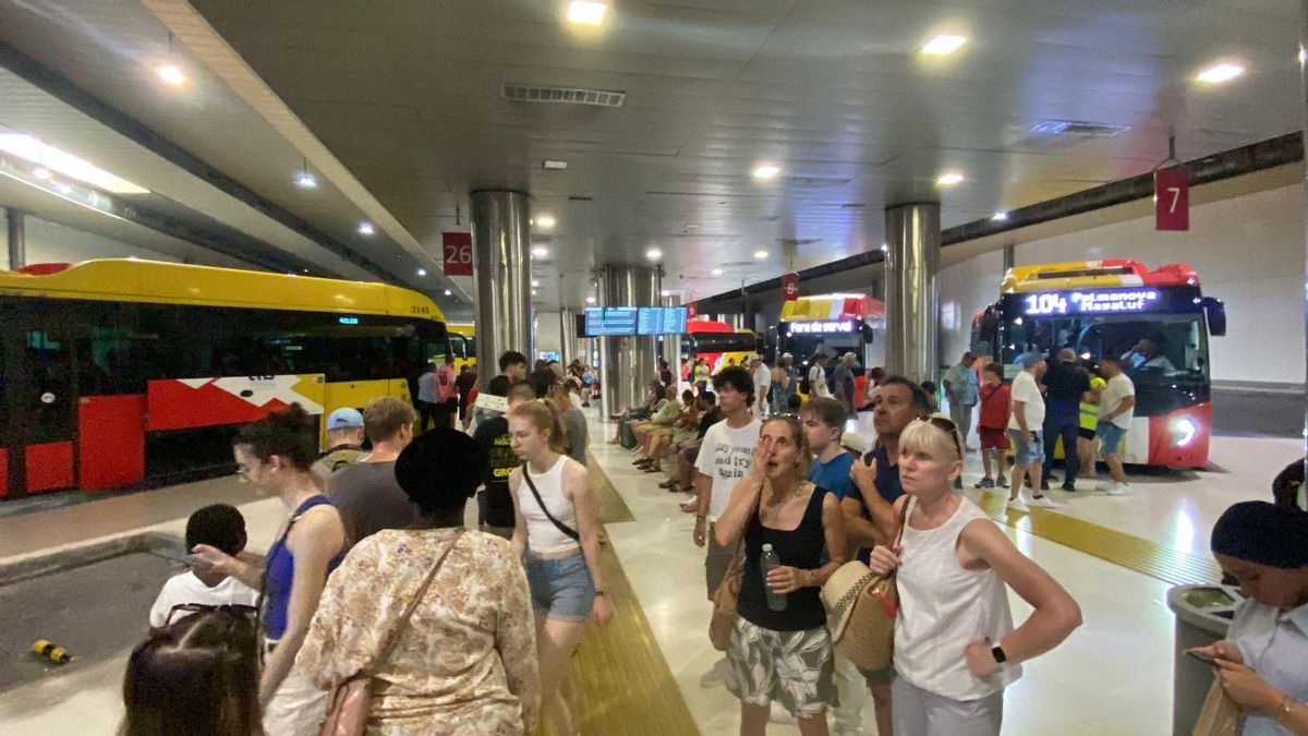Wartende Passagiere am Busbahnhof in Palma.