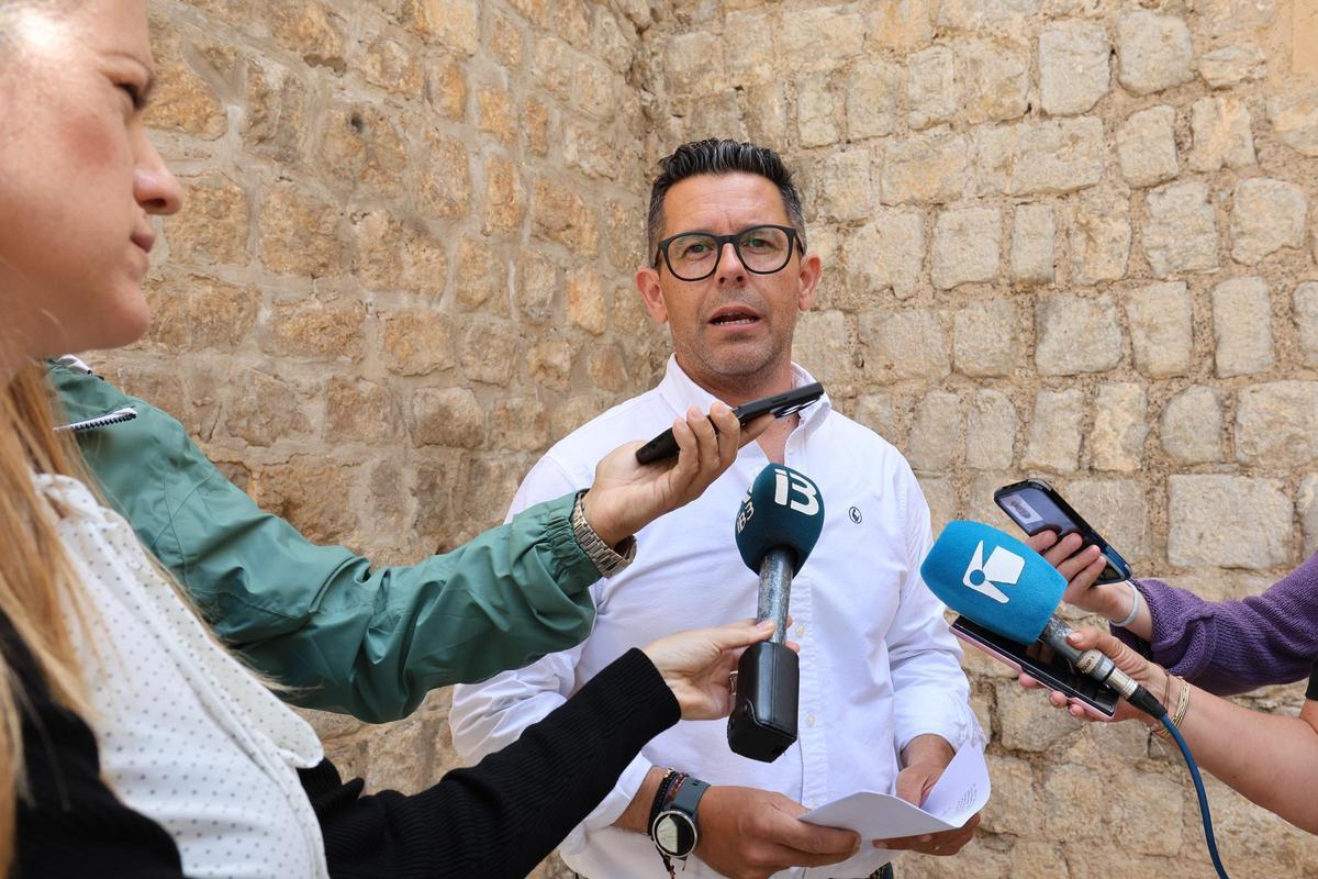 El alcalde Rafael Triguero en declaraciones a los medios