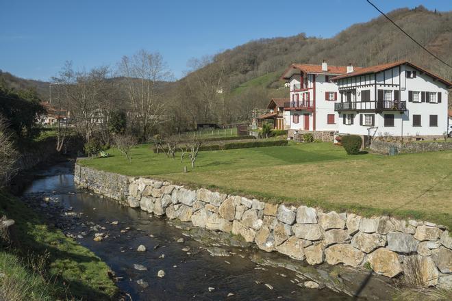 Casas dispuestas a los pies del río en Etxalar