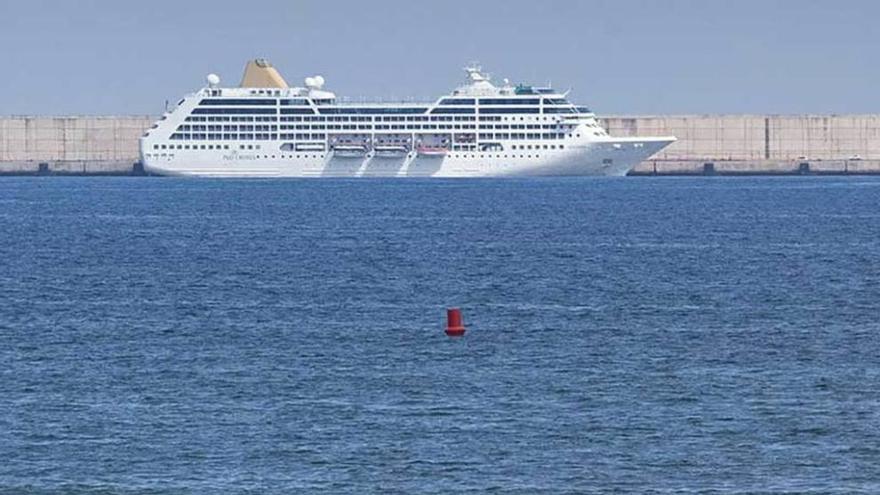 Uno de los cruceros que atracaron el año pasado en El Musel, visto desde la playa de San Lorenzo.