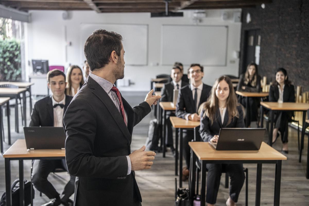 Los alumnos tienen la posibilidad de aprender de grandes profesionales del mundo hotelero y de los negocios.