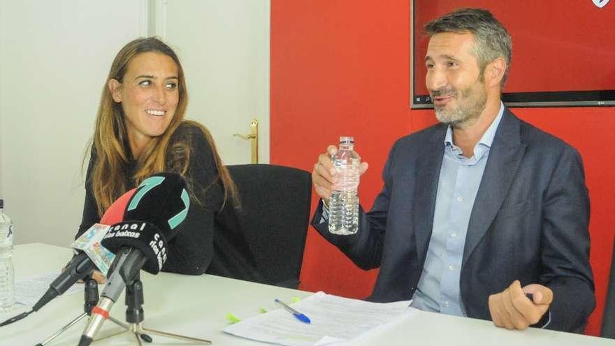 Paola María y Alberto Varela, en el desarrollo de sus funciones en el Concello. // Iñaki Abella