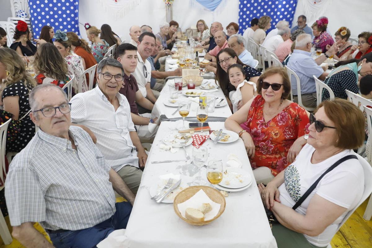 Familias, compañeros de trabajo y amigos de toda la vida convierten cada caseta en un punto de encuentro marcado por la tradición y las ganas de volver a verse un año más Familias, compañeros de trabajo y amigos de toda la vida convierten cada caseta en un punto de encuentro marcado por la tradición y las ganas de volver a verse un año más