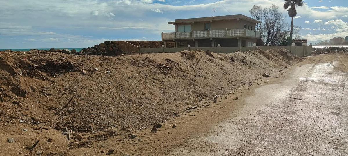 Dique de arena en la playa del Marenyet.