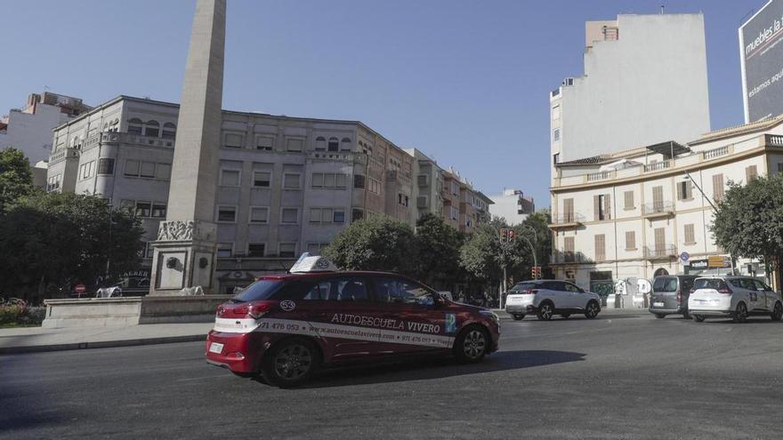 Las colas para examinarse del carné de conducir abren una batalla entre Tráfico y autoescuelas