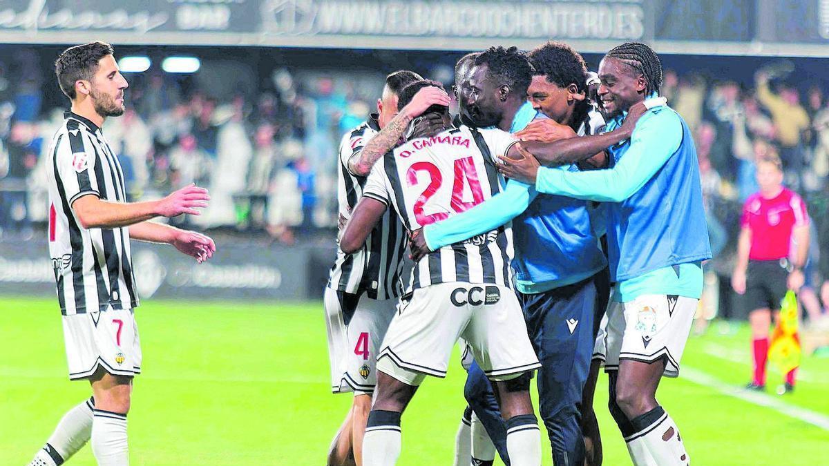 Los ‘orelluts’ celebran uno de los goles durante la victoria casera contra el Almería, en el precedente más cercano en el SkyFi Castalia.