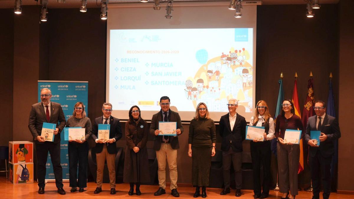 Las autoridades de las ciudades premiadas como amigas de la infancia, juanto a la consejera Conchita Ruiz en San Javier.