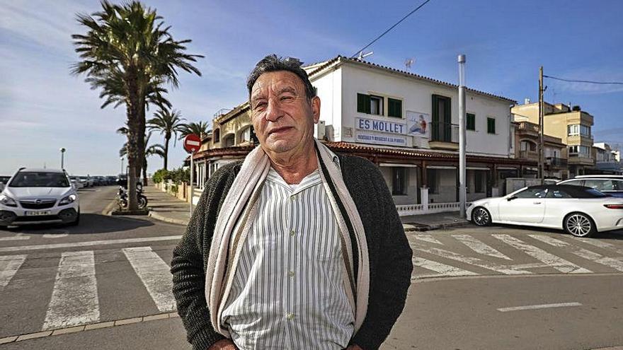 El propietario de es Mollet, Gabriel SalvÃ , frente al establecimiento del Portitxol que ha sido su vida.