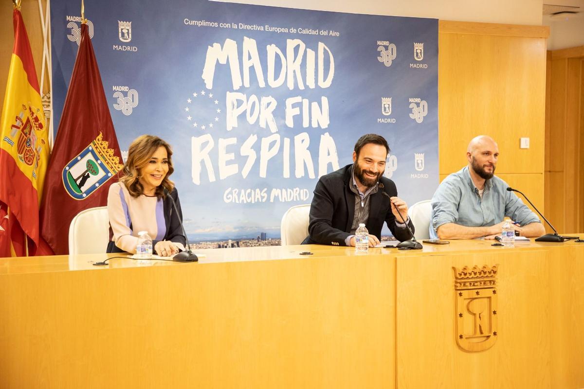 El concejal del Ayuntamiento de Madrid, Ángel Niño, en el centro de la imagen.