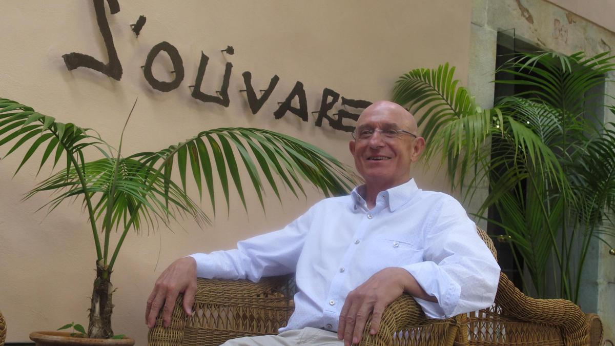 Llorenç Serra Ferrer, en la entrada de su hotel rural S'Olivaret, en Alaró-Orient, Mallorca.