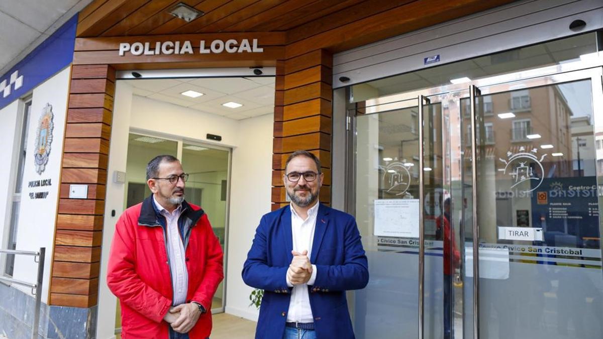 El edil de Seguridad Ciudadana, José Luis Ruiz Guillén, y el alcalde y candidato socialista a la Alcaldía, Diego José Mateos, este lunes, a las puertas del cuartel de la Policía Local de San Cristóbal.