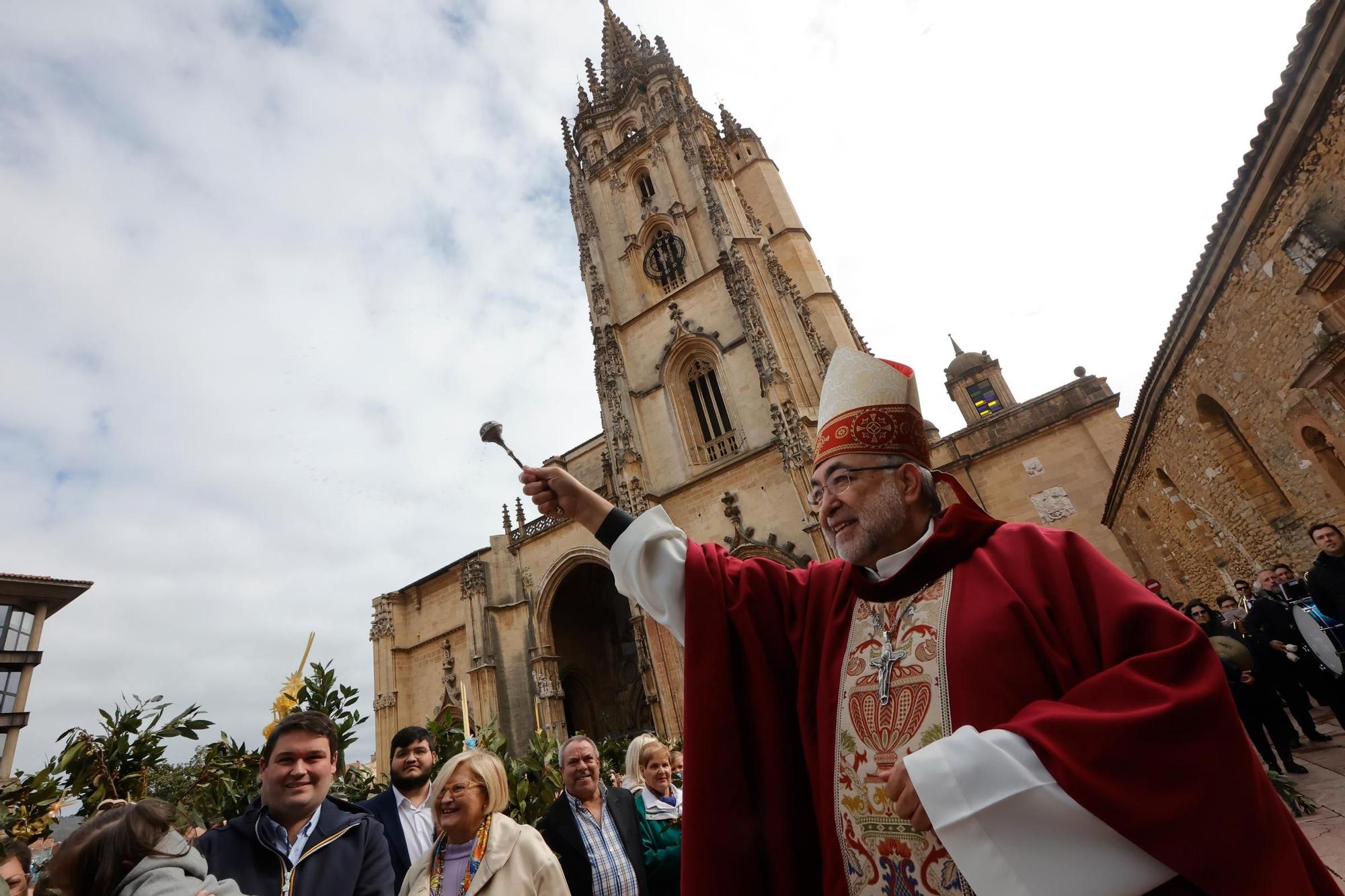 Procesión y bendición de las palmas en la Catedral.