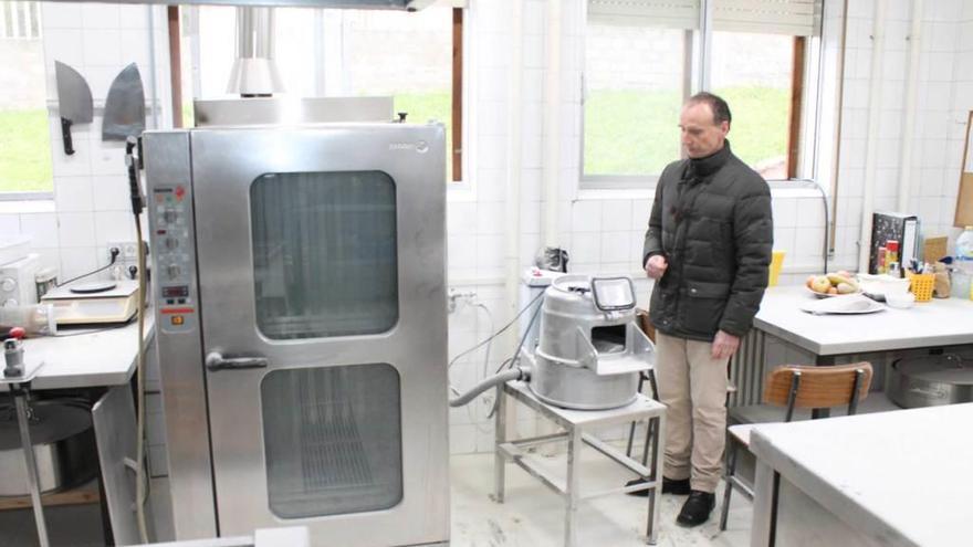 Alberto González, ayer, junto al horno de la cocina del colegio en el que se inició el fuego.