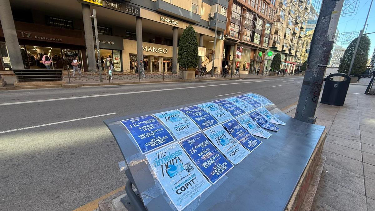 Carteles ubicados este lunes en la avenida de Maisonnave, contrarios a la Ordenanza de Ocupación de Vía Pública.