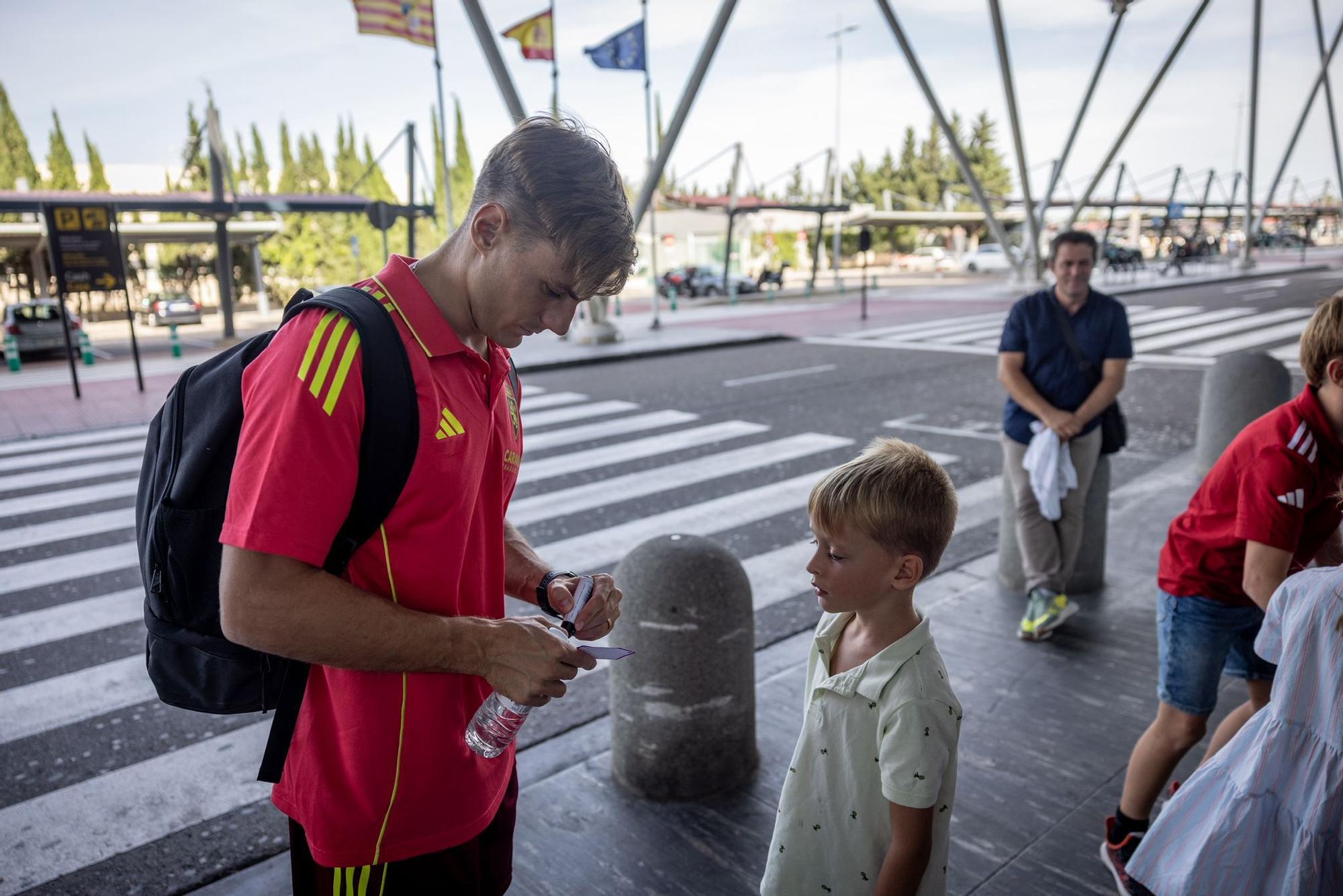 EN IMÁGENES | El Real Zaragoza pone rumbo a Tetuán para después viajar a Ceuta en autobús