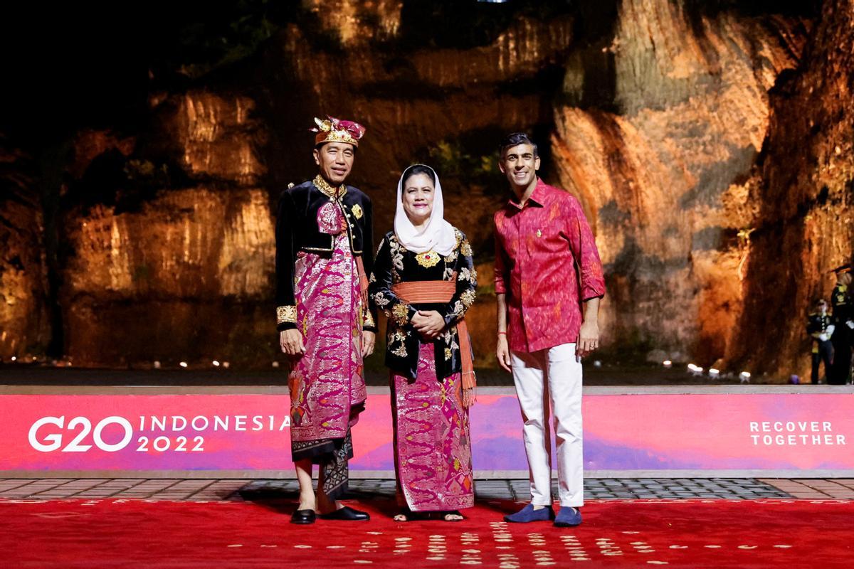 El presidente de Indonesia, Joko Widodo, y su mujer, Iriana Widodo, dan la bienvenida al primer ministro británico, Rishi Sunak.