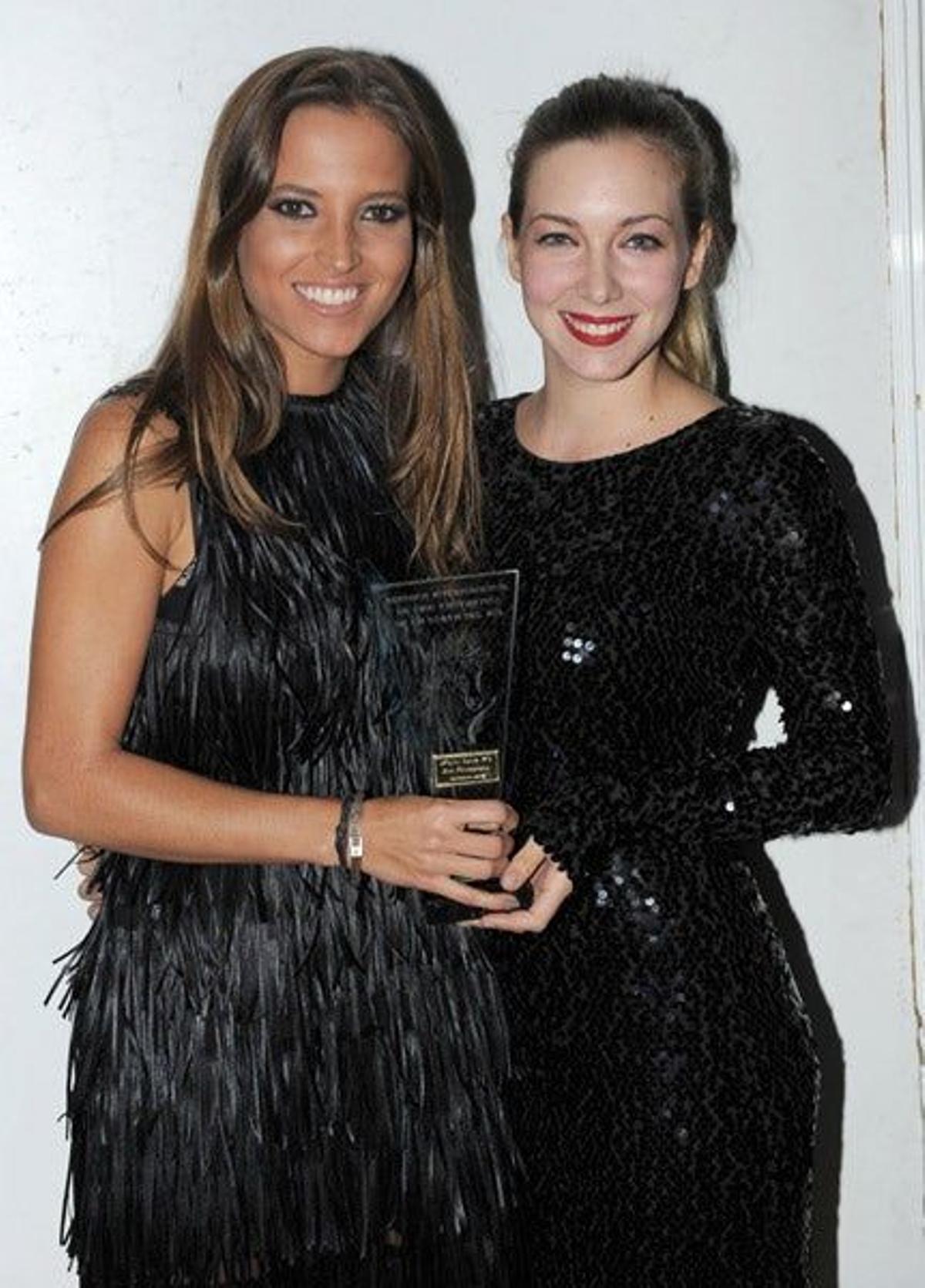 Ana Fernández y Natalia Rodríguez posan con premio